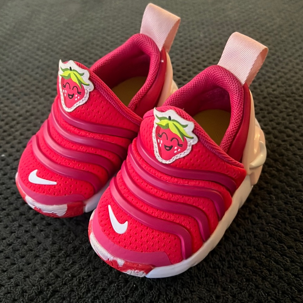 NWOT Nike Baby Dynamo Go Flyease SE Strawberry Swirl - Sz 3C